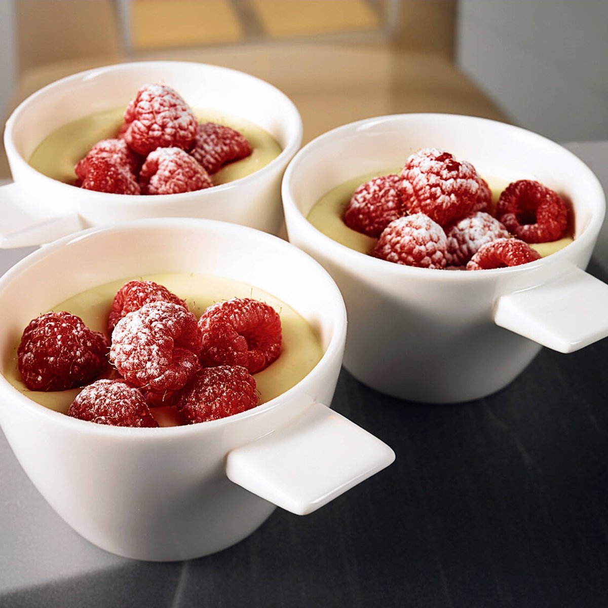 Valkosuklaa-jogurtti panna cotta