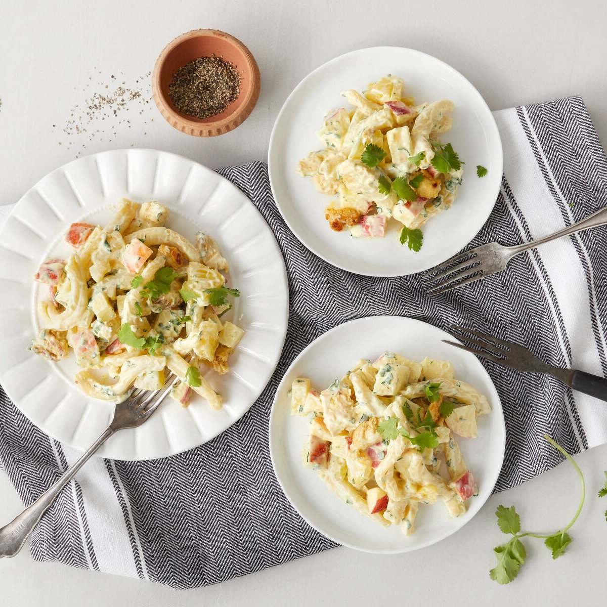 Hedelmäinen broileri-pastasalaatti