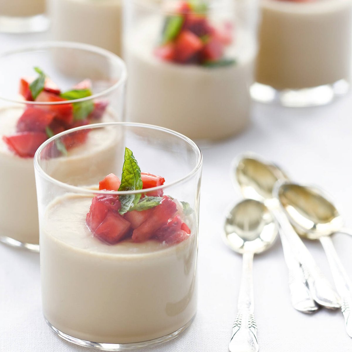 Espressolla maustettu panna cotta ja mansikkasalsa