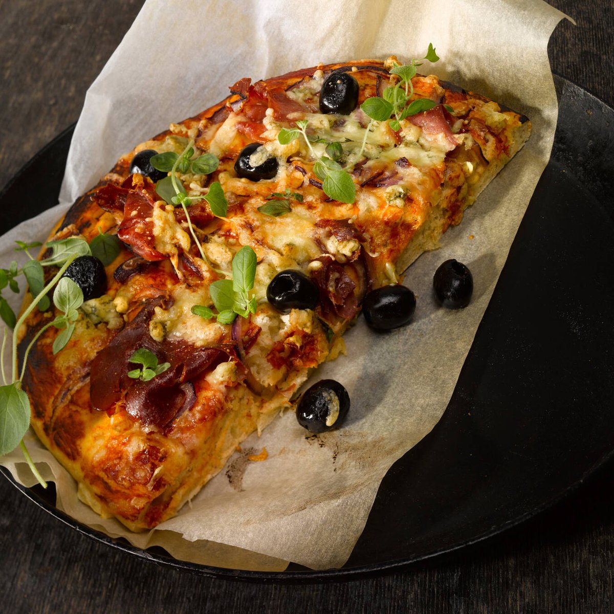 Serrano-sipuli-tomaattipizza
