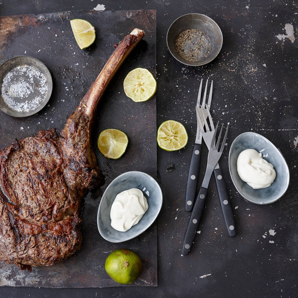 Tomahawk-pihvi ja limekastike