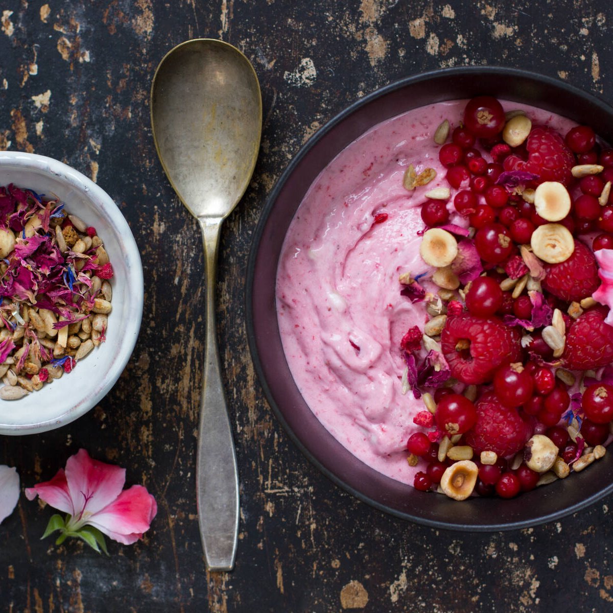Punainen smoothiekulho