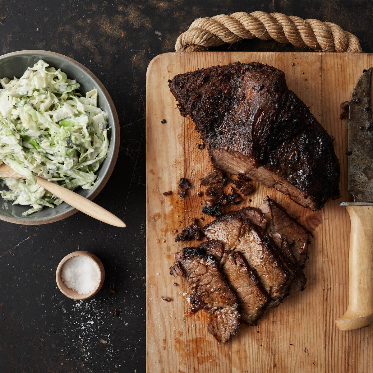 Viskibrisket ja valkosipuli coleslaw
