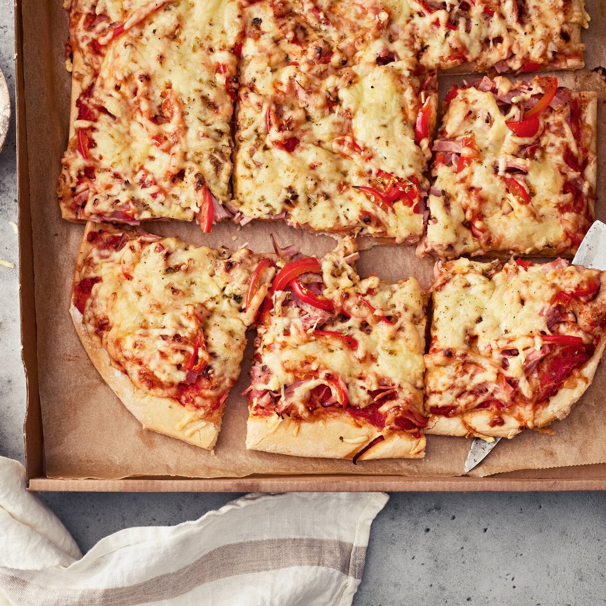 Kinkkupizza pellillä