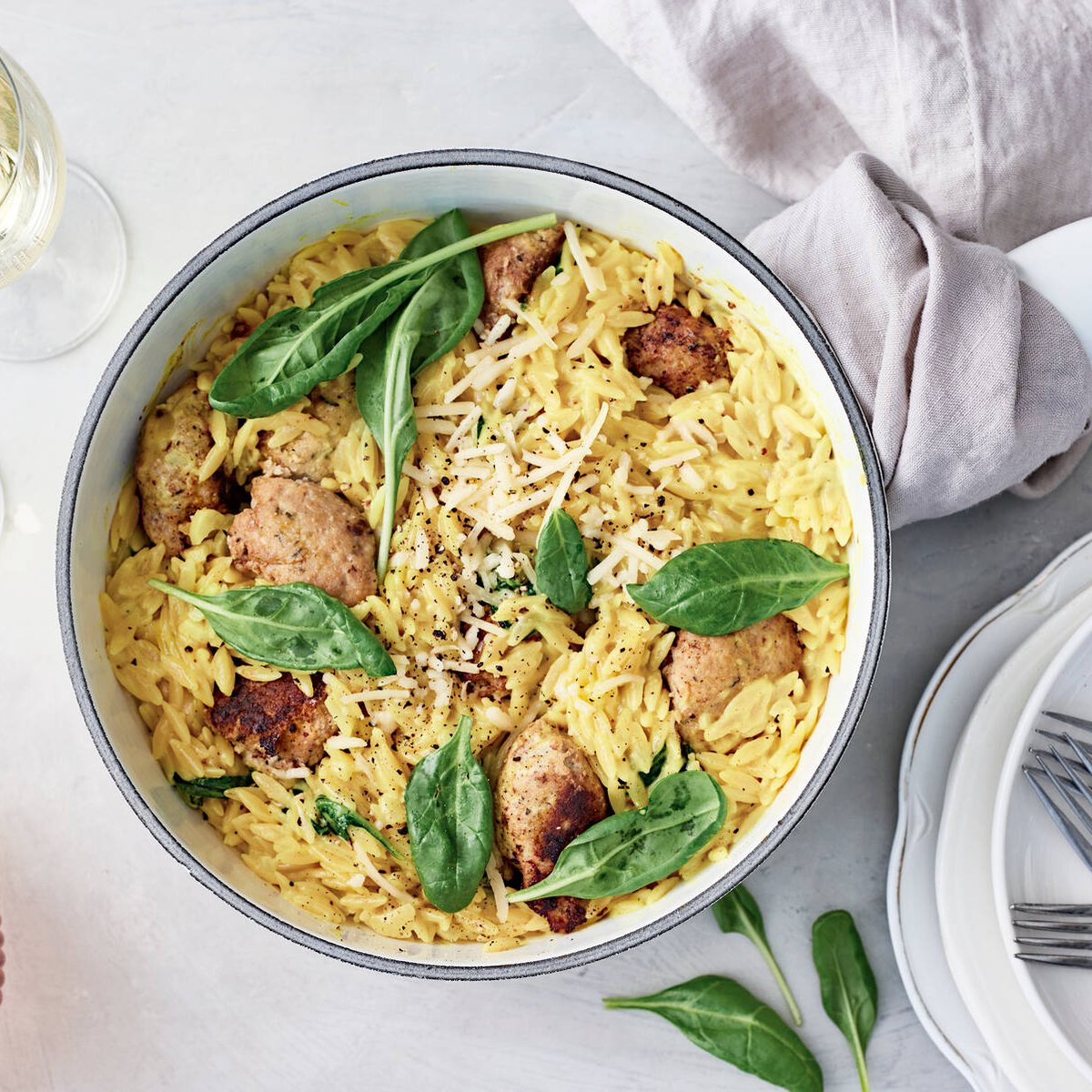 Mausteisia kanapullia ja kermaista Orzo pastaa