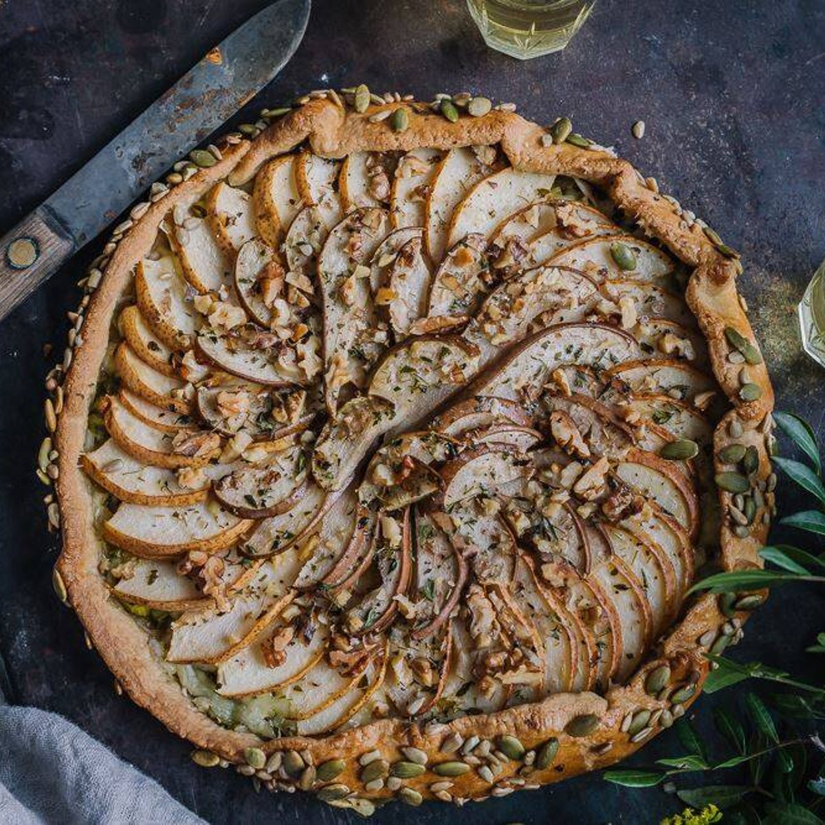 Satokausikalenterin juustoinen päärynägalette