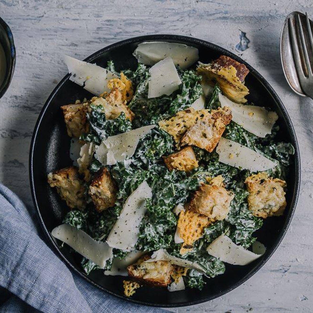 Satokausikalenterin lehtikaali-caesarsalaatti