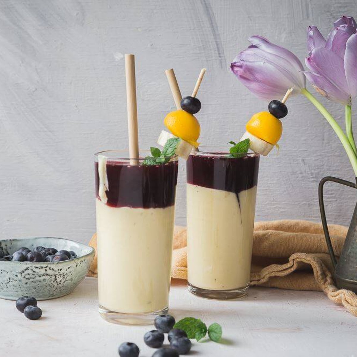Satokausikalenterin mango-mustikkasmoothie