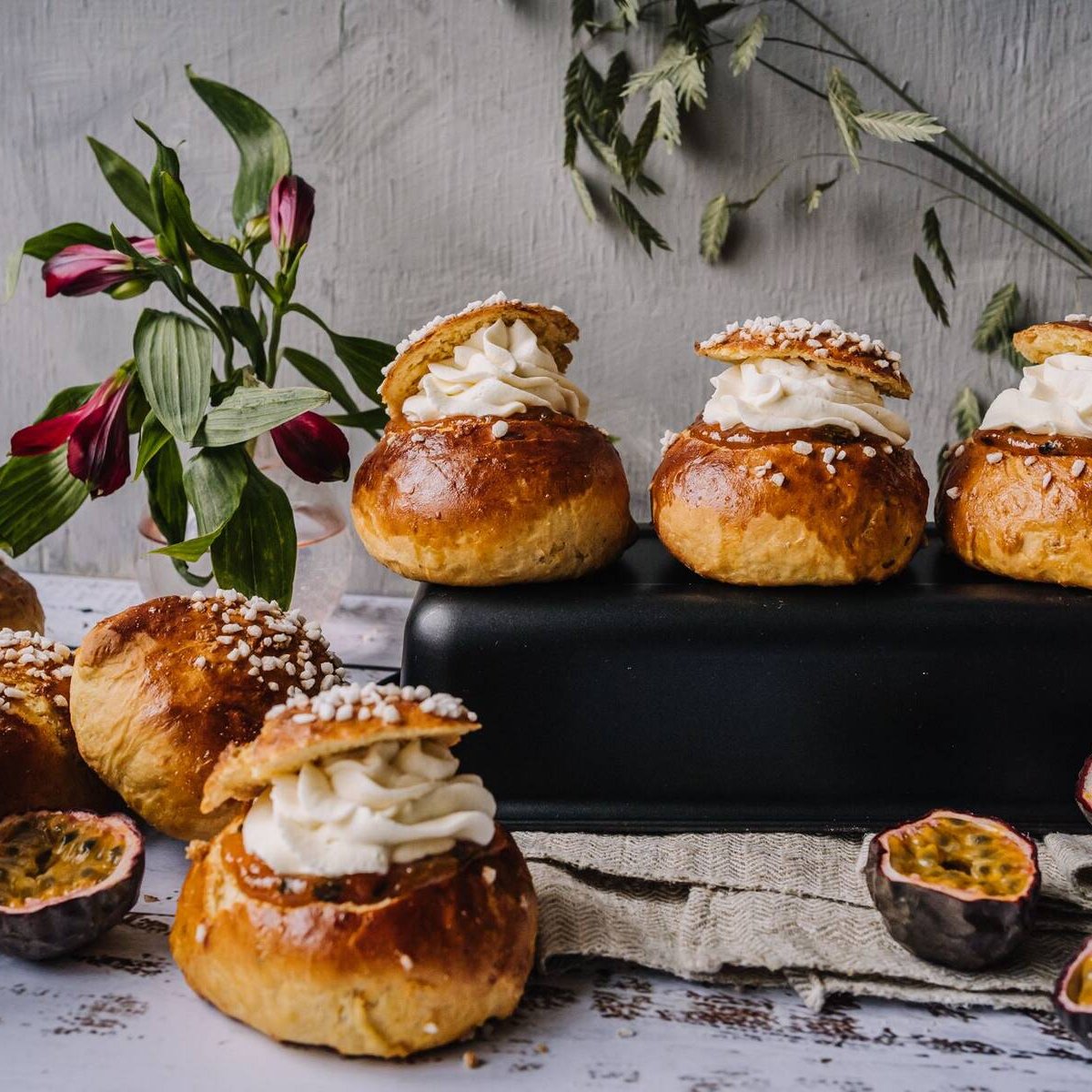 Satokausikalenterin porkkanaiset laskiaispullat