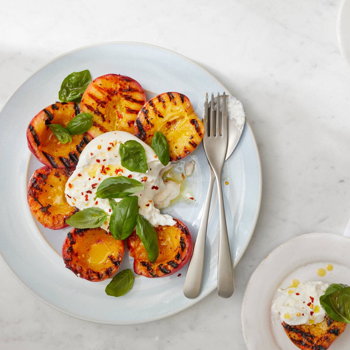 Grillatut nektariinit ja burrata