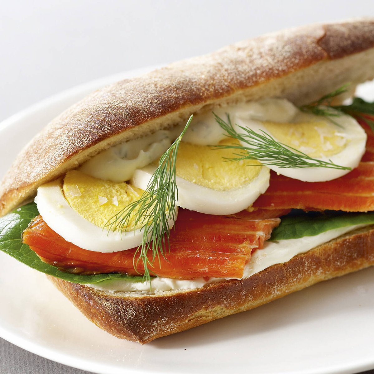 DELI Valio Viola® lämminsavulohi-munaleipä
