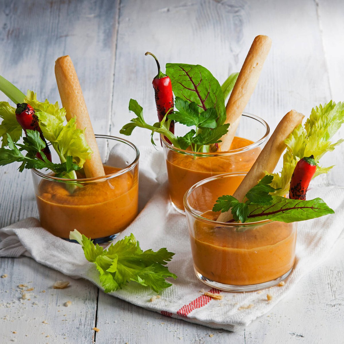 Kylmä chili-paprikakeitto