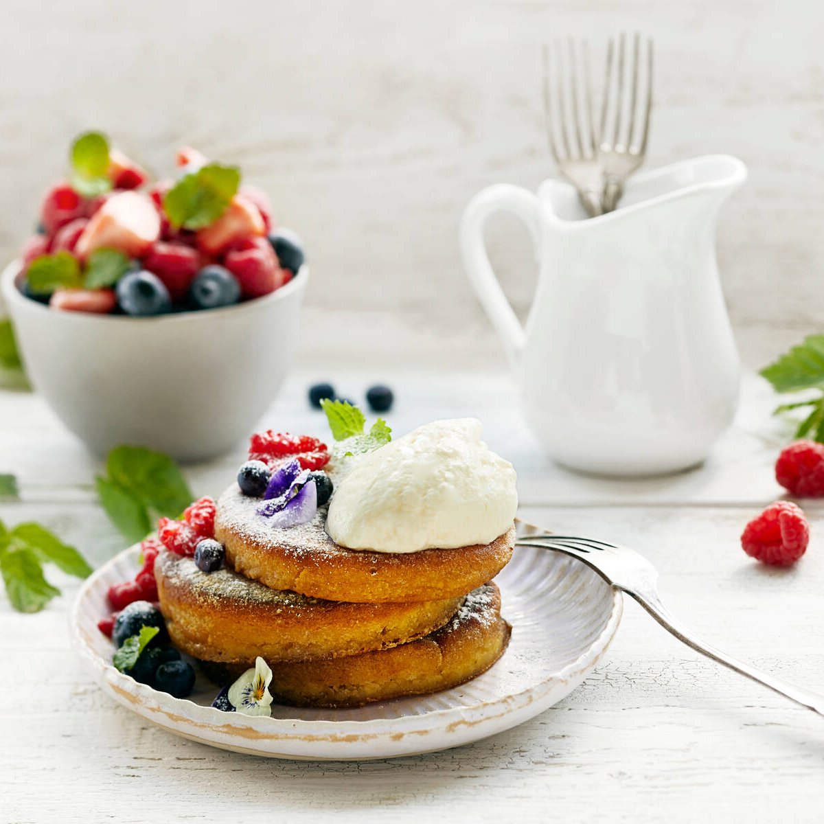Piimäpannukakkuja ja marjasalaattia