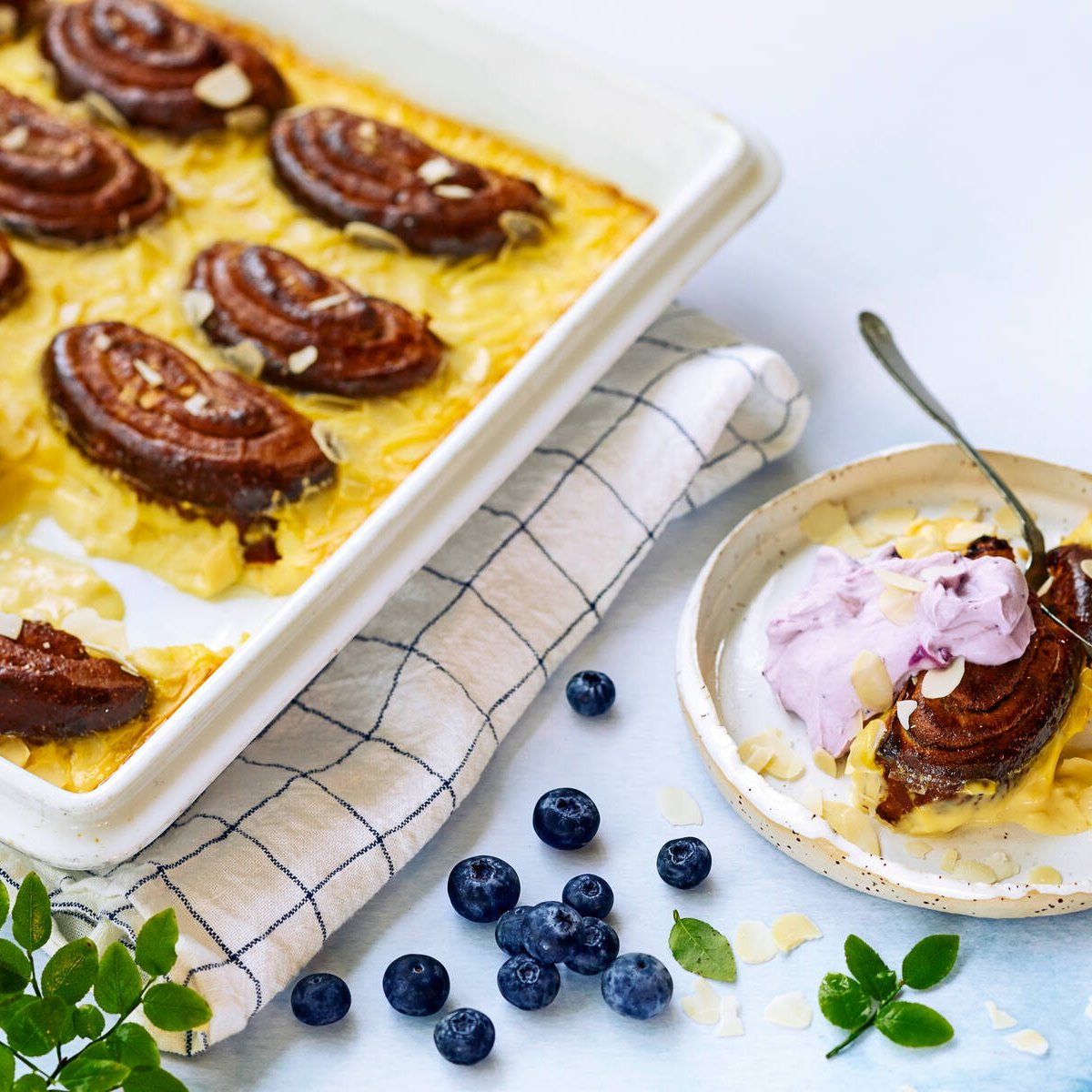 Korvapuustivanukas ja mustikkakermavaahtoa