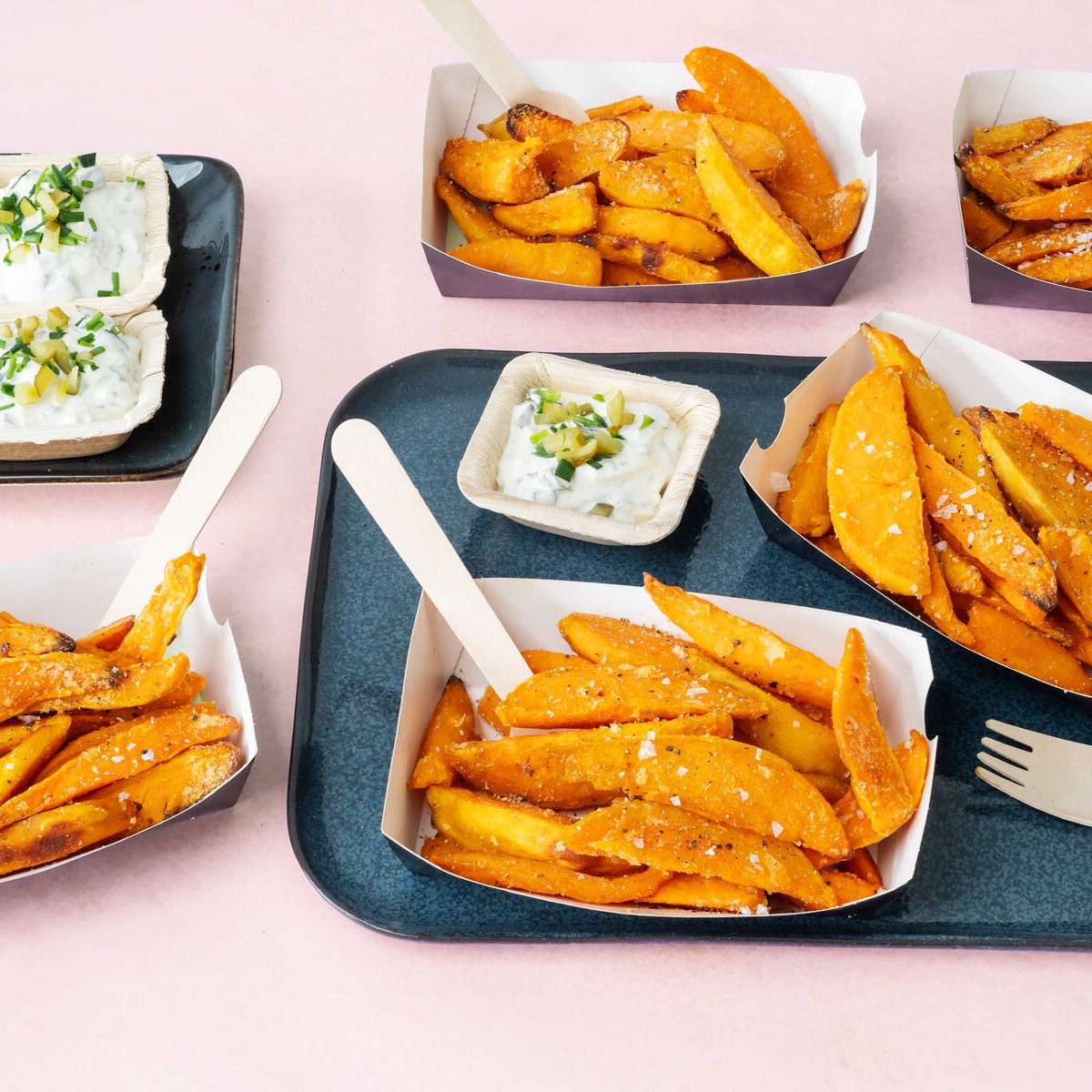 Salt & vinegar bataattilohkot ja suolakurkkudippi