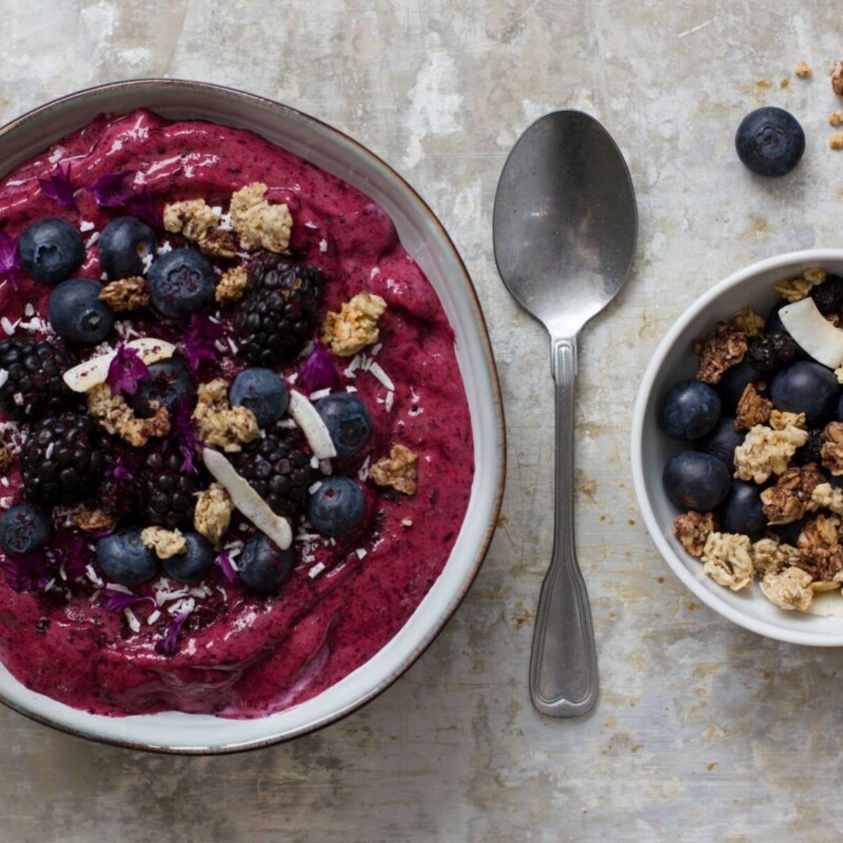 Smoothiebowl med blåbär och banan