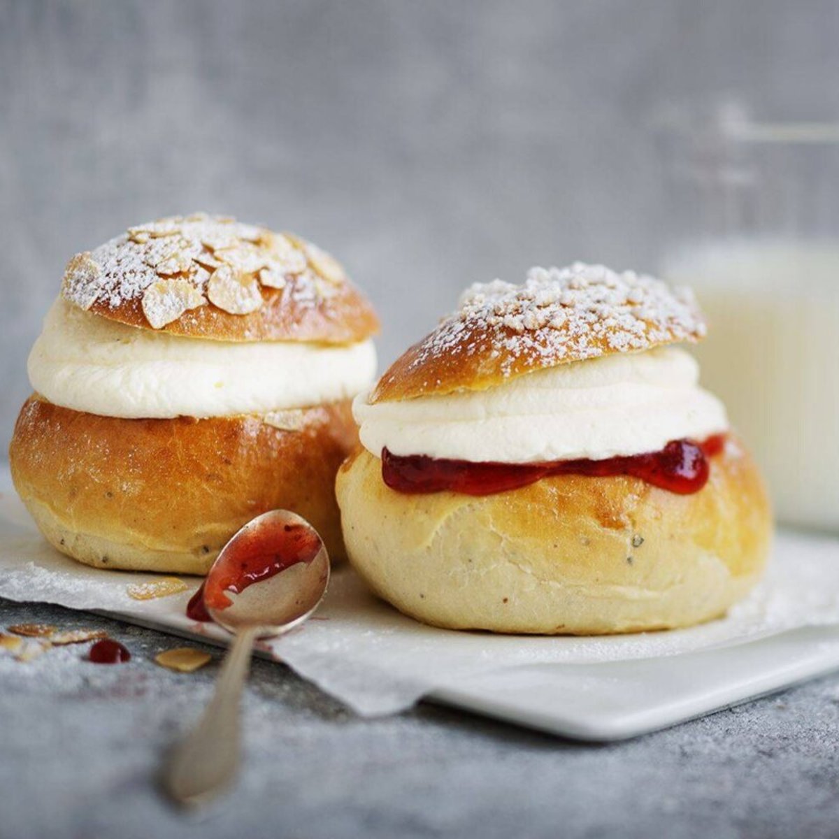 Laktosfria semlor med hallonfyllning