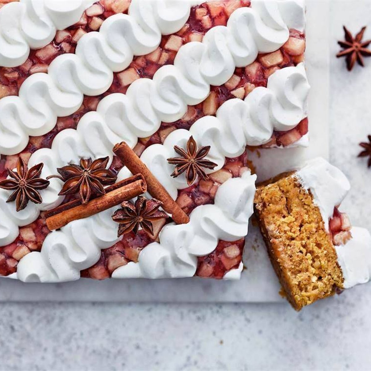Morotskaka med äppel- och vaniljtopping