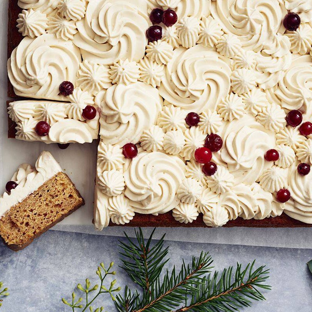 Dadelkaka med lingon och frosting