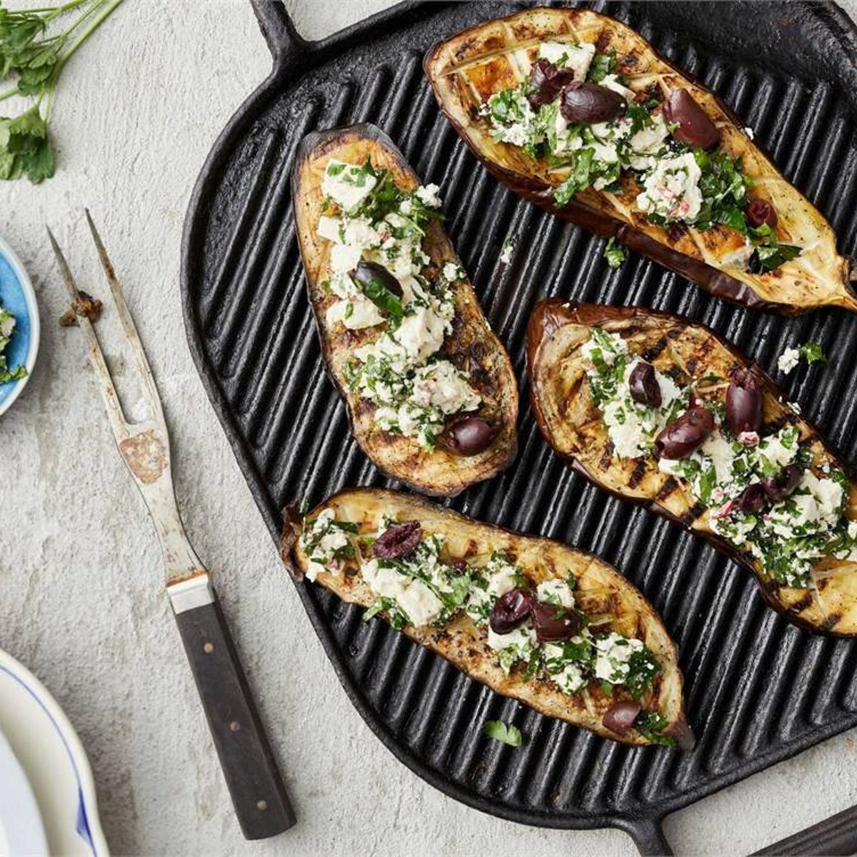 Grillad aubergine med ost- och olivtopping