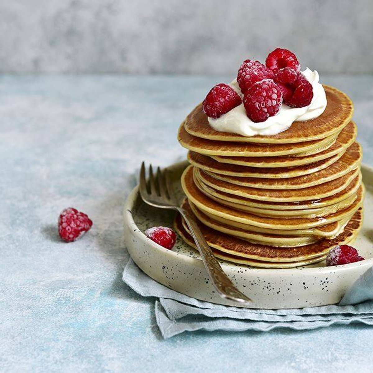 Amerikanska pannkakor med vispad grädde och bär
