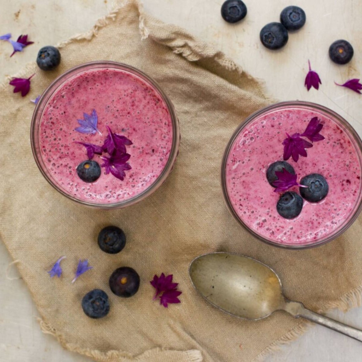 Frukostsmoothie med blåbär och havregryn
