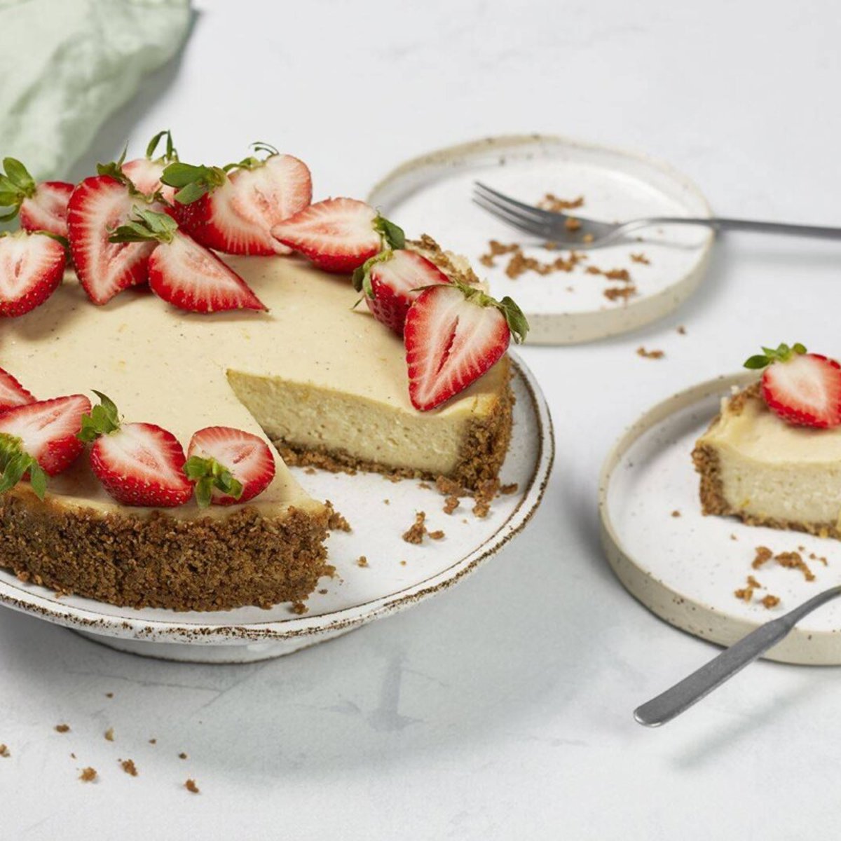 Ugnsbakad cheesecake toppad med färska bär