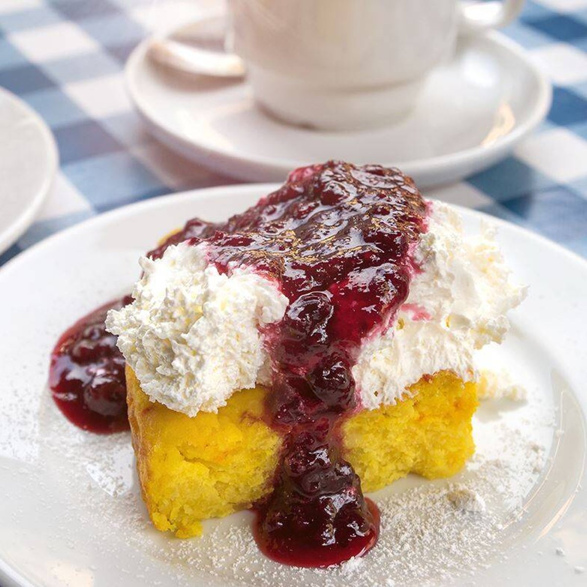 Saffranspannkaka med jordgubbskompott