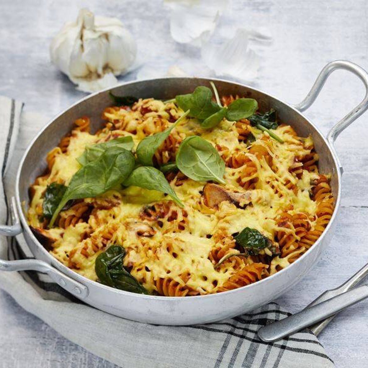 Pastagratäng med svamp och spenat