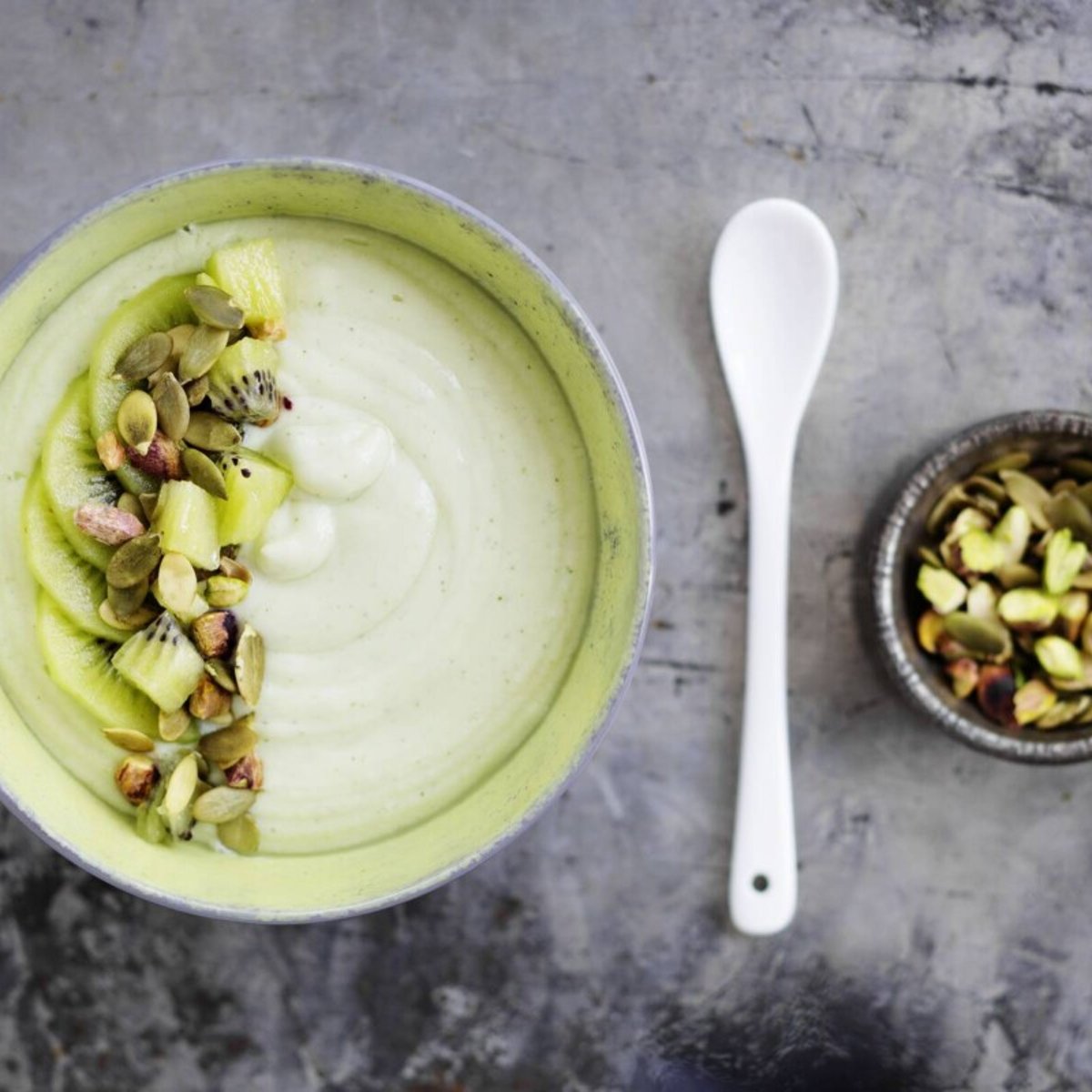 Smoothiebowl med avokado, kiwi och citronyoghurt