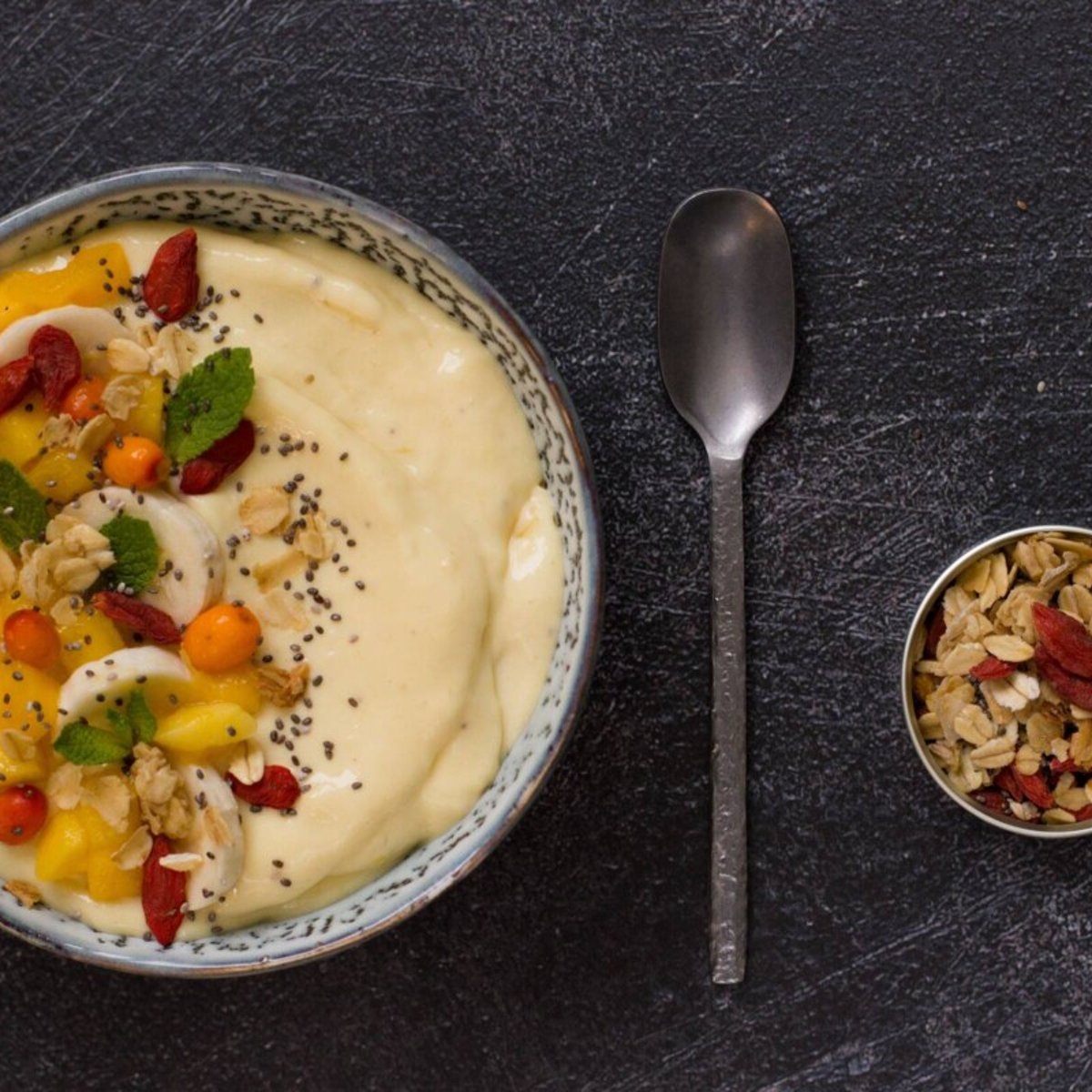 Smoothiebowl med mango och avokado