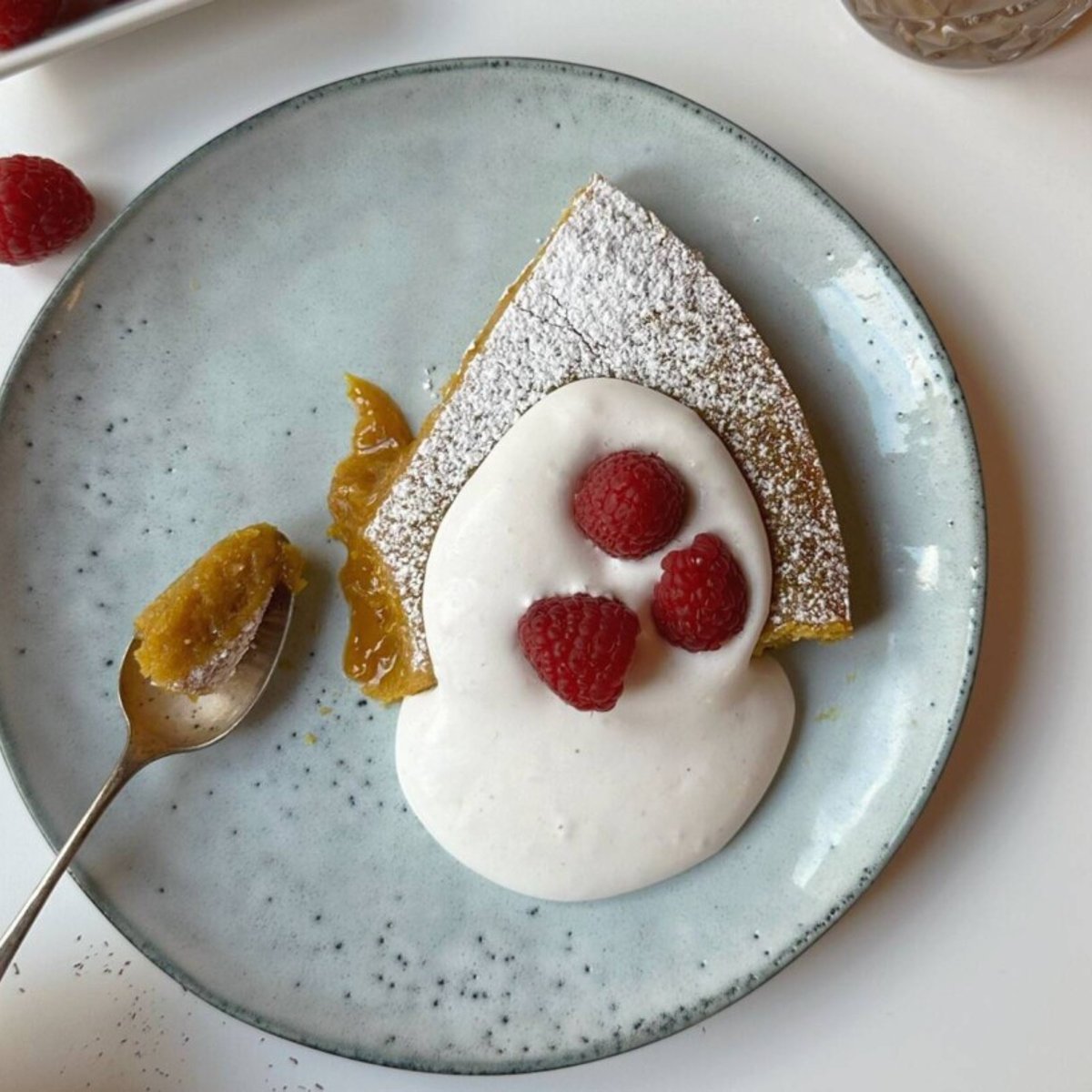 Saffranskladdkaka med vaniljgrädde