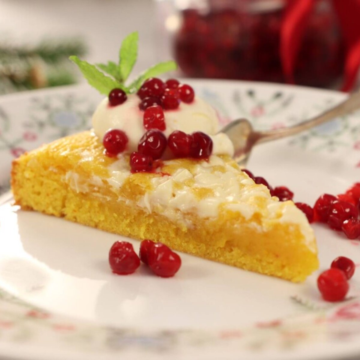 Saffranskladdkaka med apelsingrädde