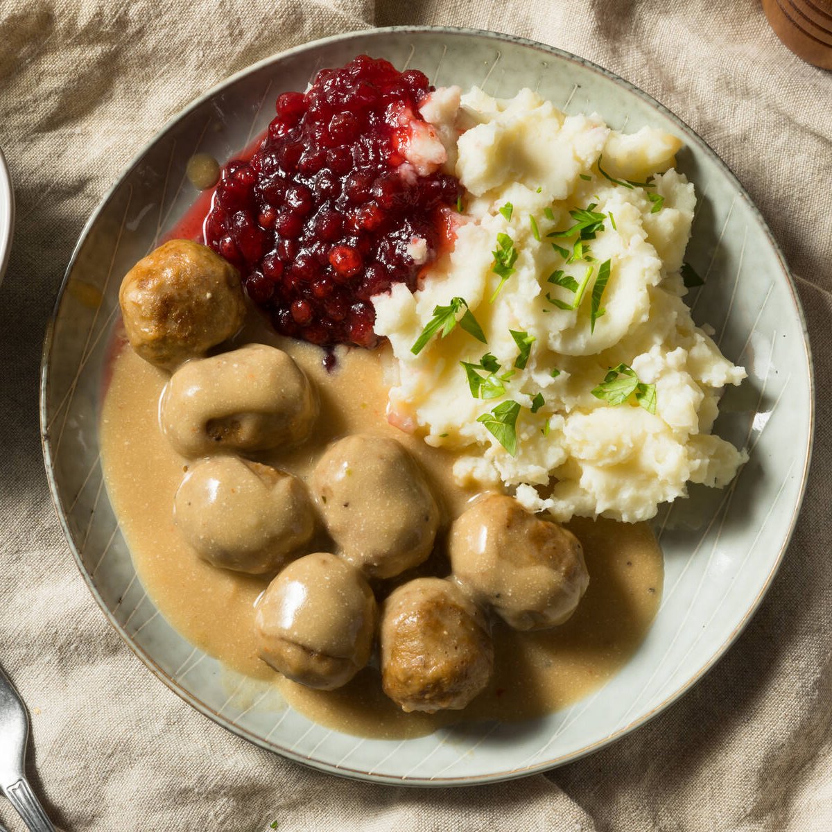 Köttbullar och potatismos med gräddsås
