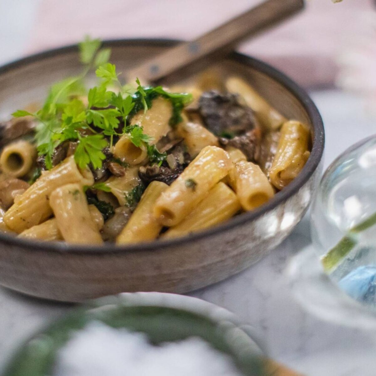 Krämig pasta med jordärtskocka, grönkål och svamp
