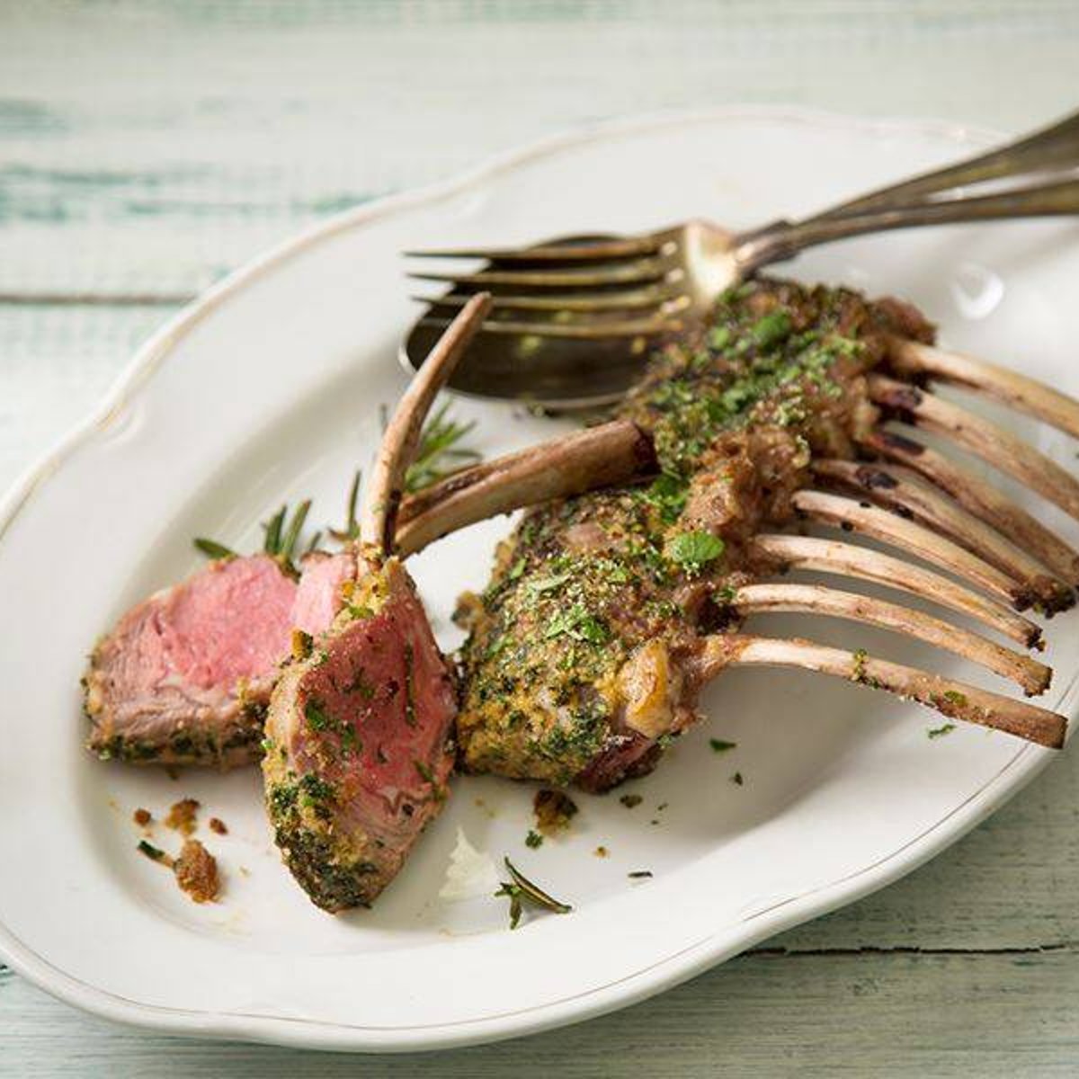 Lammracks med jordärtskockskräm och nötgremolata