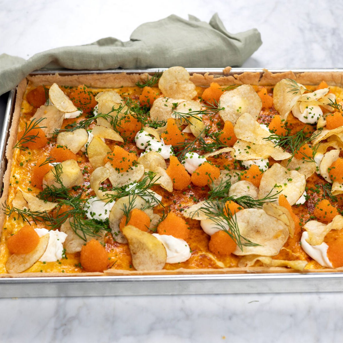 Lyxig ostpaj toppad med löjrom och crème fraiche