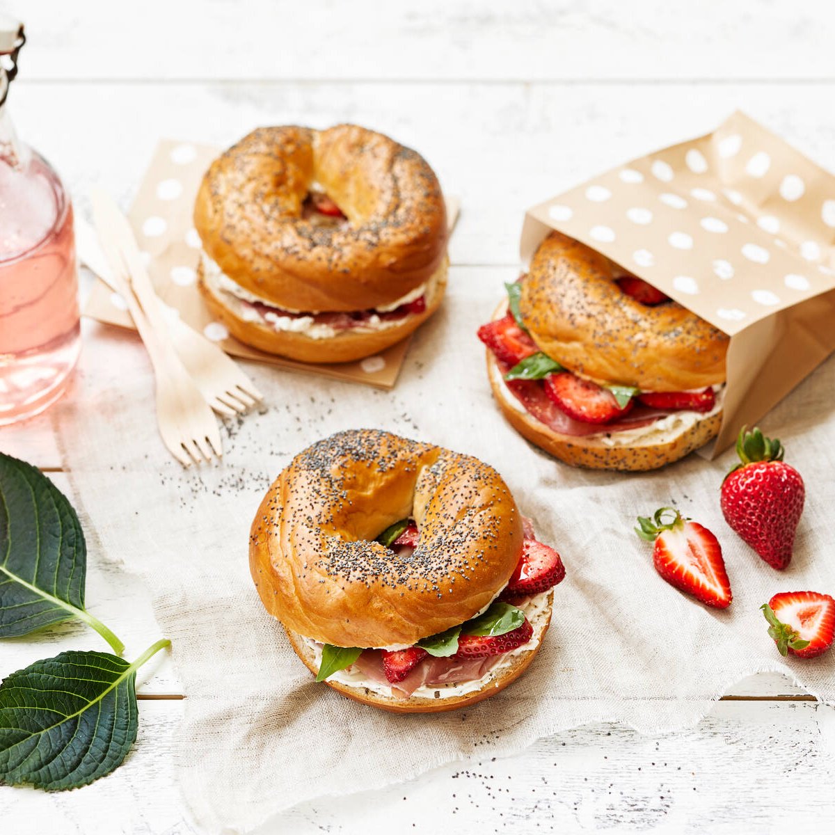 Bagels med basilika och jordgubbar