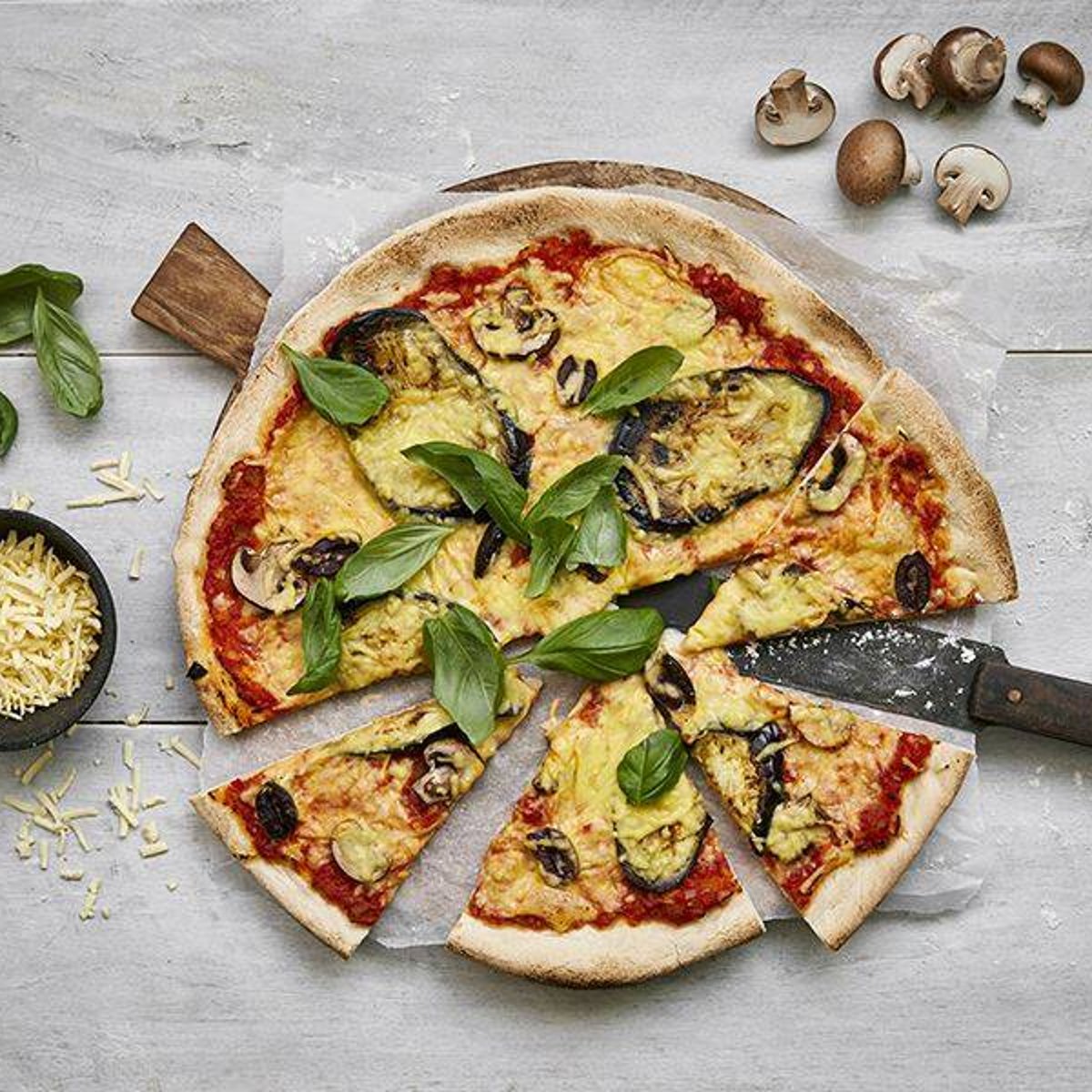 Vegetarisk auberginepizza med chilisås