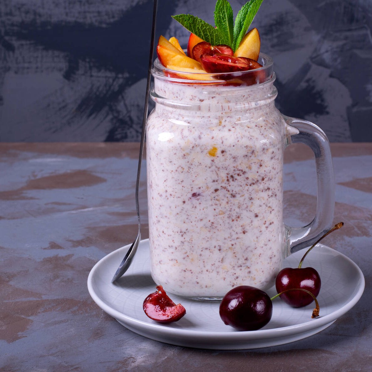Overnight oats med jordgubb-och körsbärsyoghurt