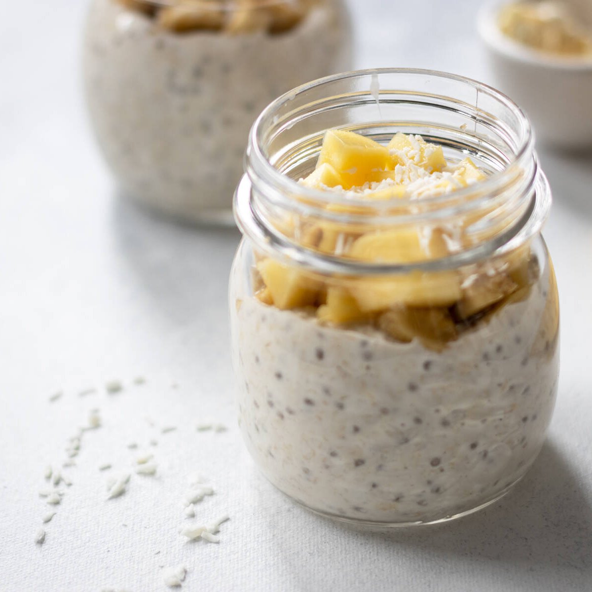 Overnight oats med mango och passionsfrukt