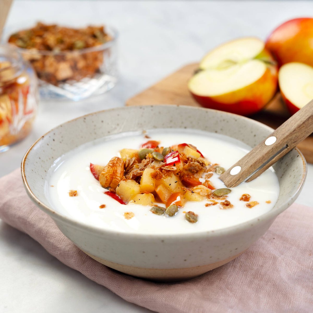 Kardemummastekt äpple med grekisk yoghurt