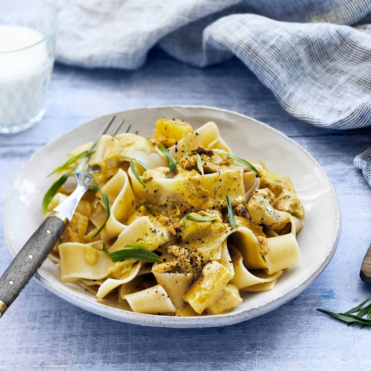 Snabb kycklingpasta med curry och ananas