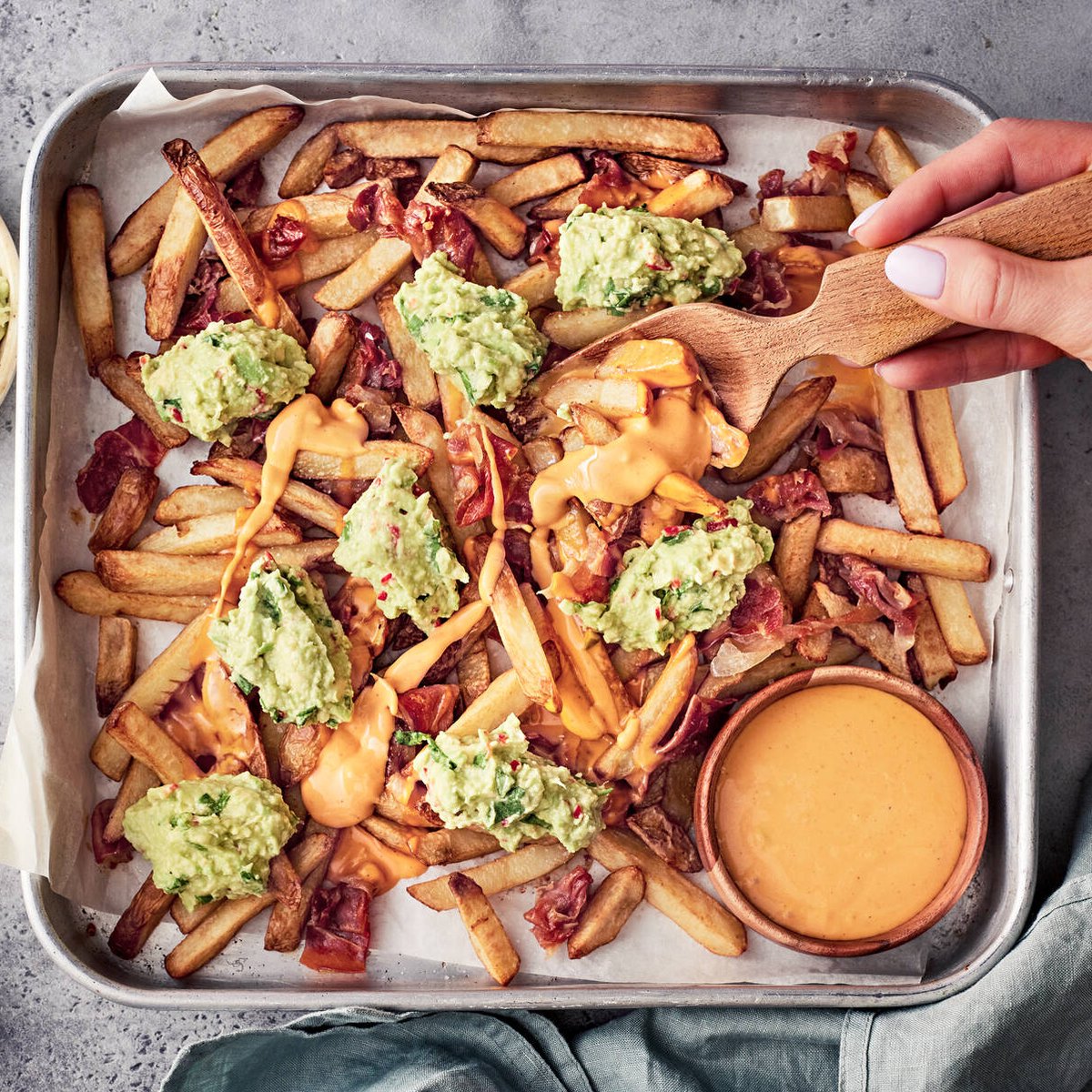 Loaded fries med avokadocrème