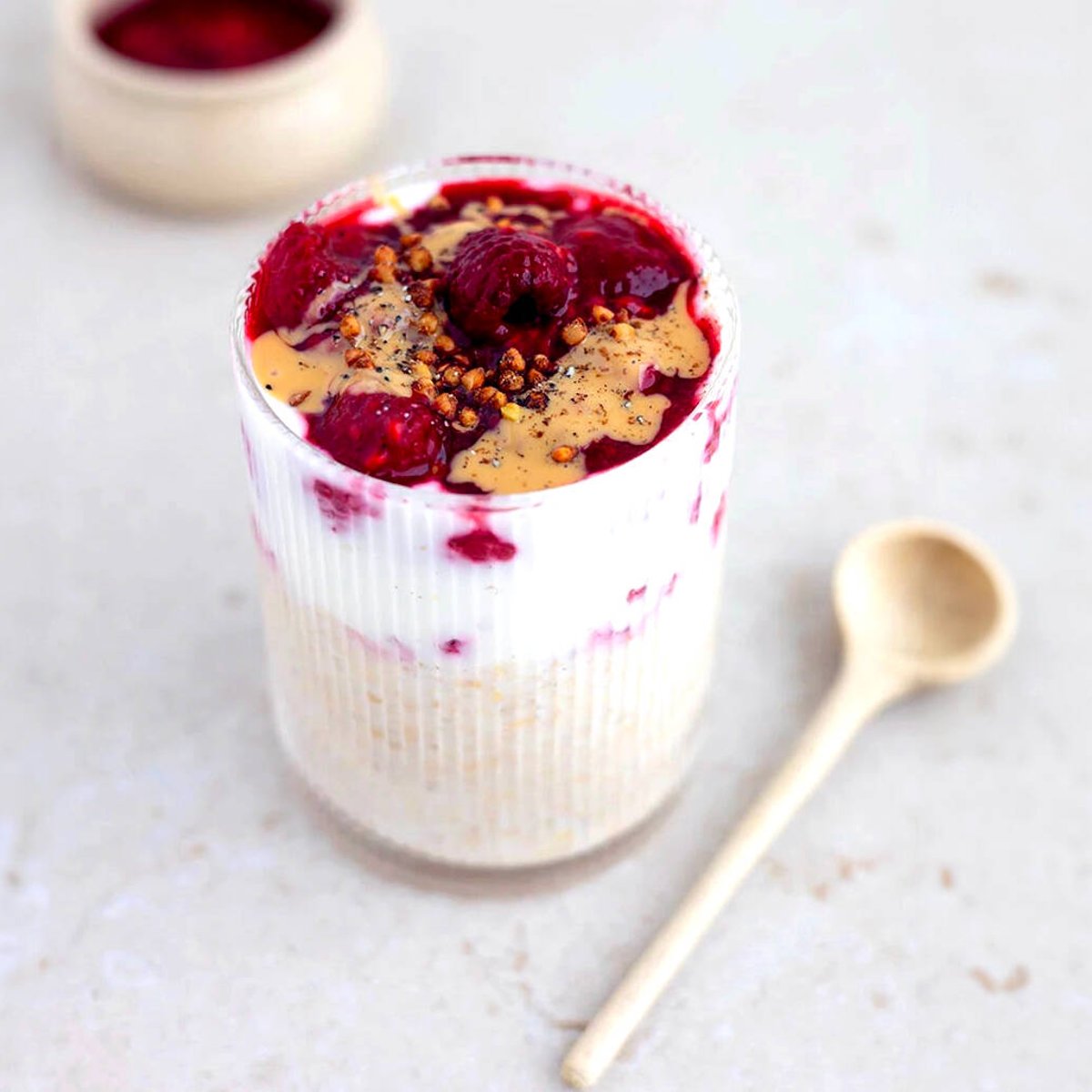 Overnight oats med hallon och nötsmör
