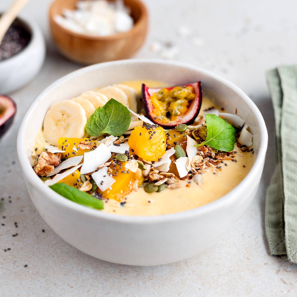 Mango-och passionfruktsbowl