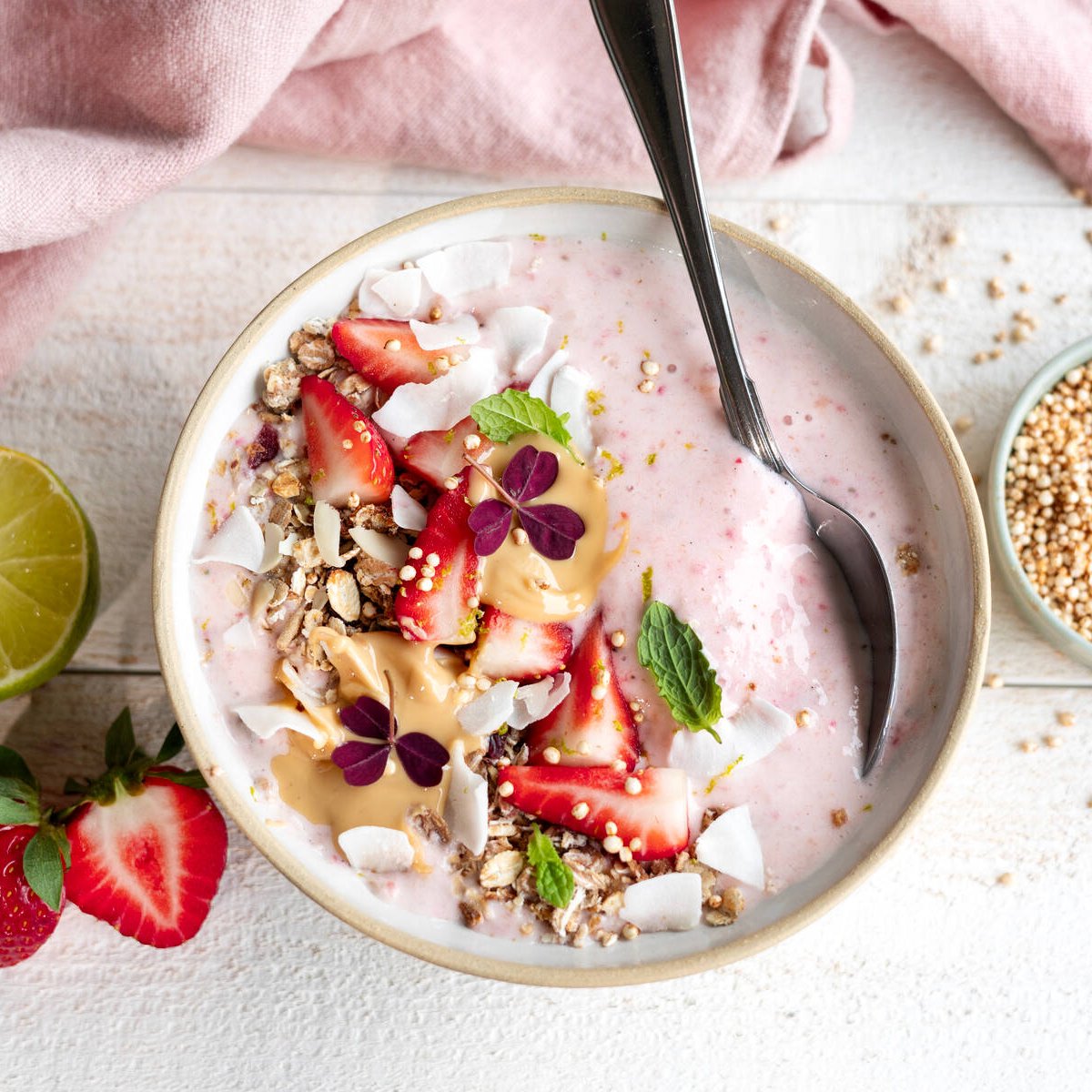Smoothiebowl med jordgubbar och banan