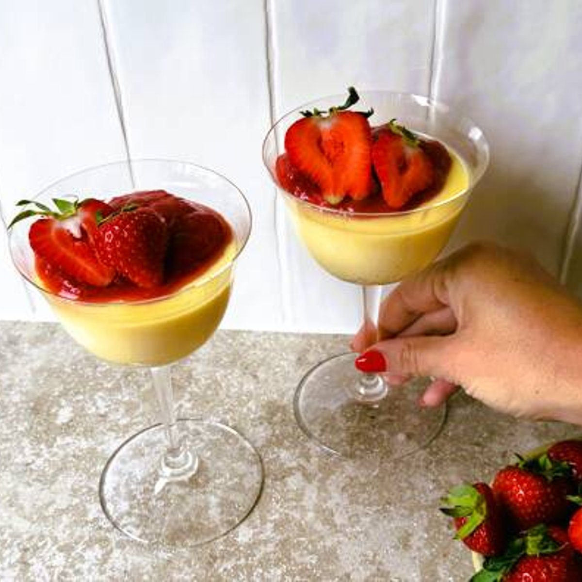 Pannacotta med jordgubbs- och rabarberkompott