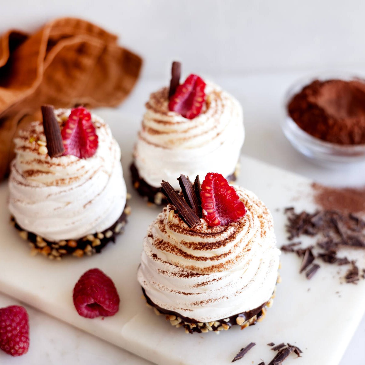 Pavlovabakelse med choklad, hallon och pistage