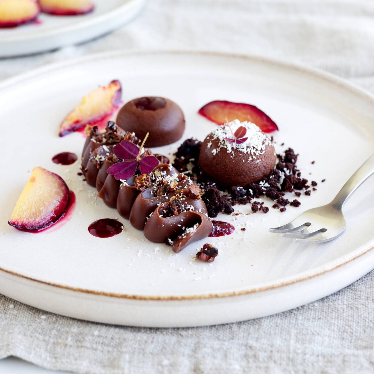 Chokladmousse med bakade plommon